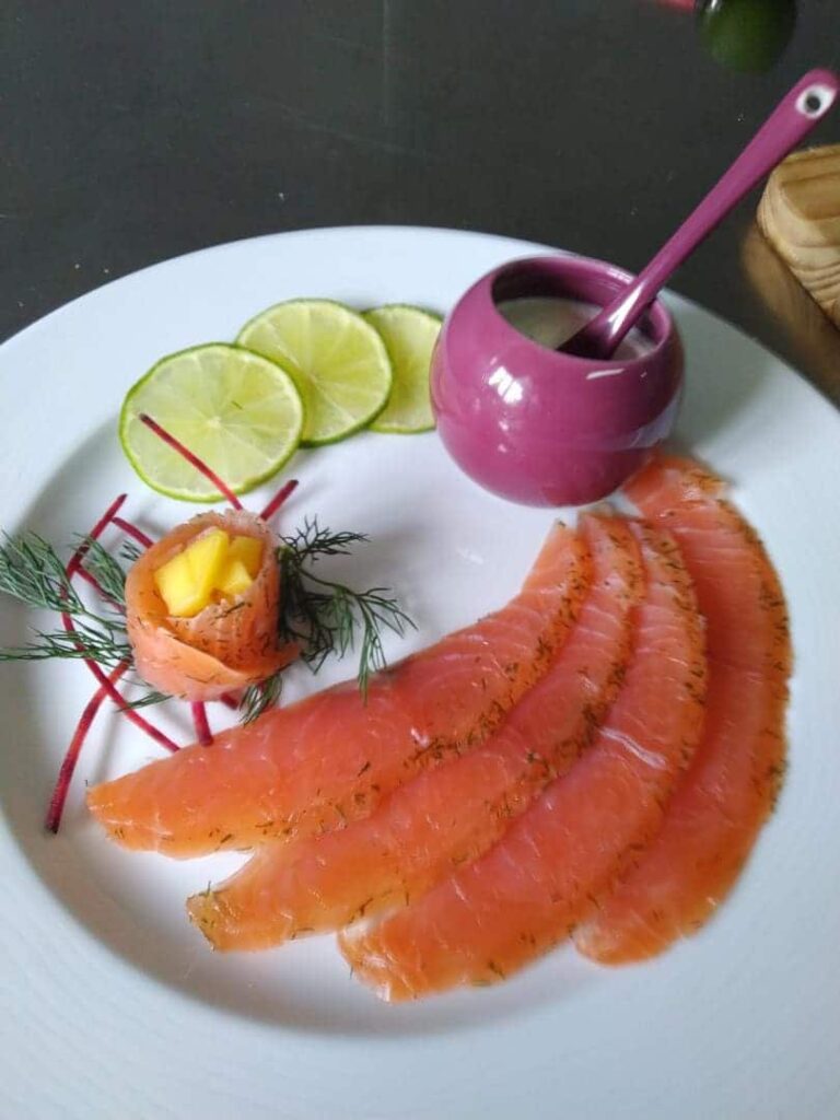 Gravlax de saumon pour la fête des mères 2024 par le chaf traiteur de Cook & Styles à Rully