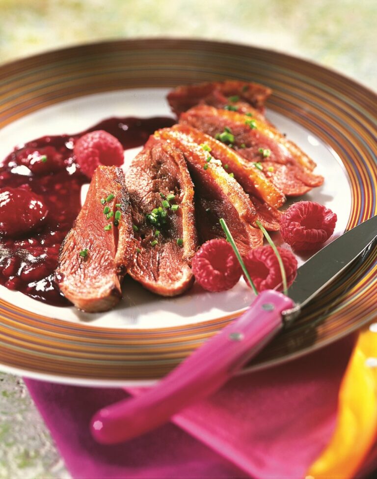 Magret de Canard aux Framboises, Gâteaux de Champignons et Rosace de Pommes de Terre, façon Cook And Styles (photo non contractuelle)