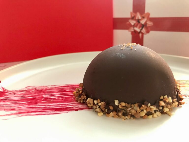 Dôme au Chocolat Cœur Fondant Aux Coulis de Fruits Rouges